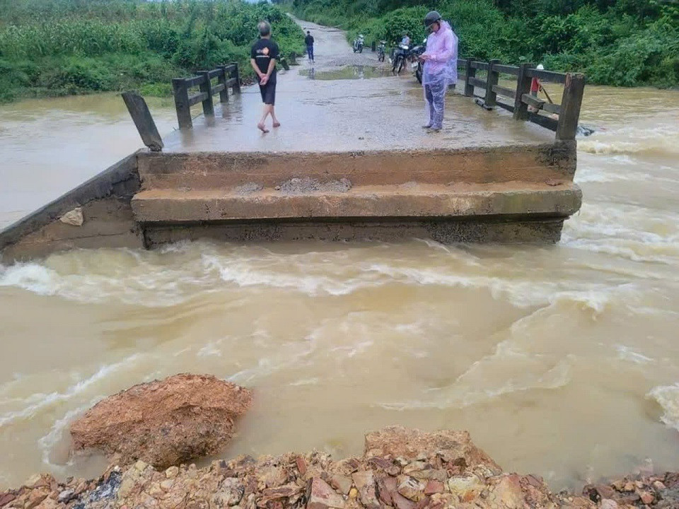 Nước lũ cuốn sập cầu Bến Nhạ ở Thanh Hóa