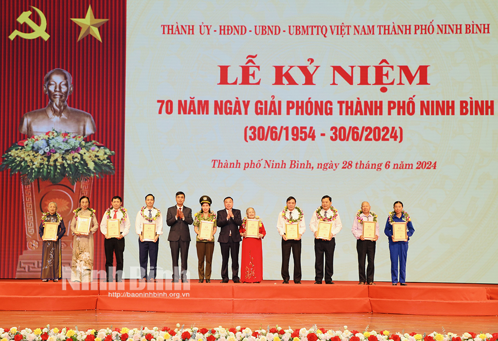 Kỷ niệm 70 năm giải phóng thành phố Ninh Bình Thắp lên niềm tin khơi dậy khát vọng phát triển