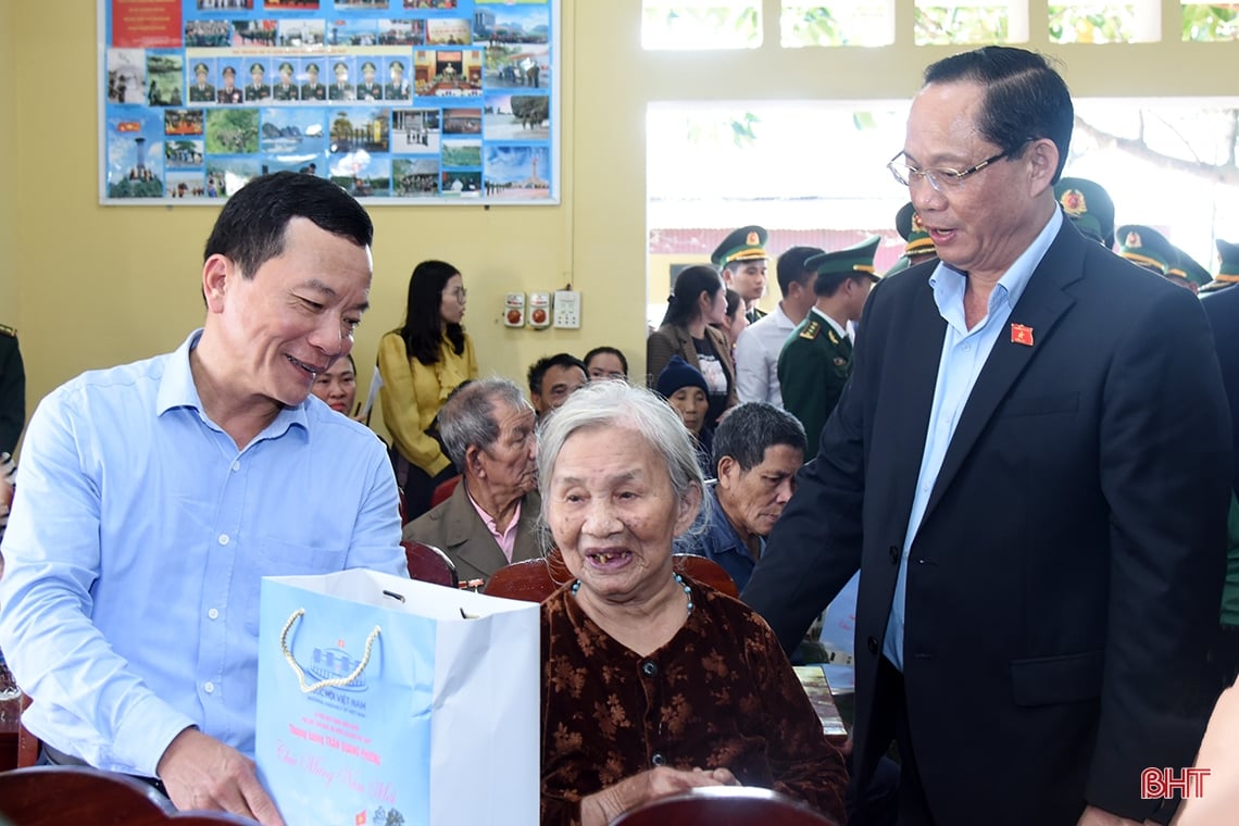 Vice Chairman of the National Assembly wishes a happy new year to people, officers and soldiers in Ha Tinh