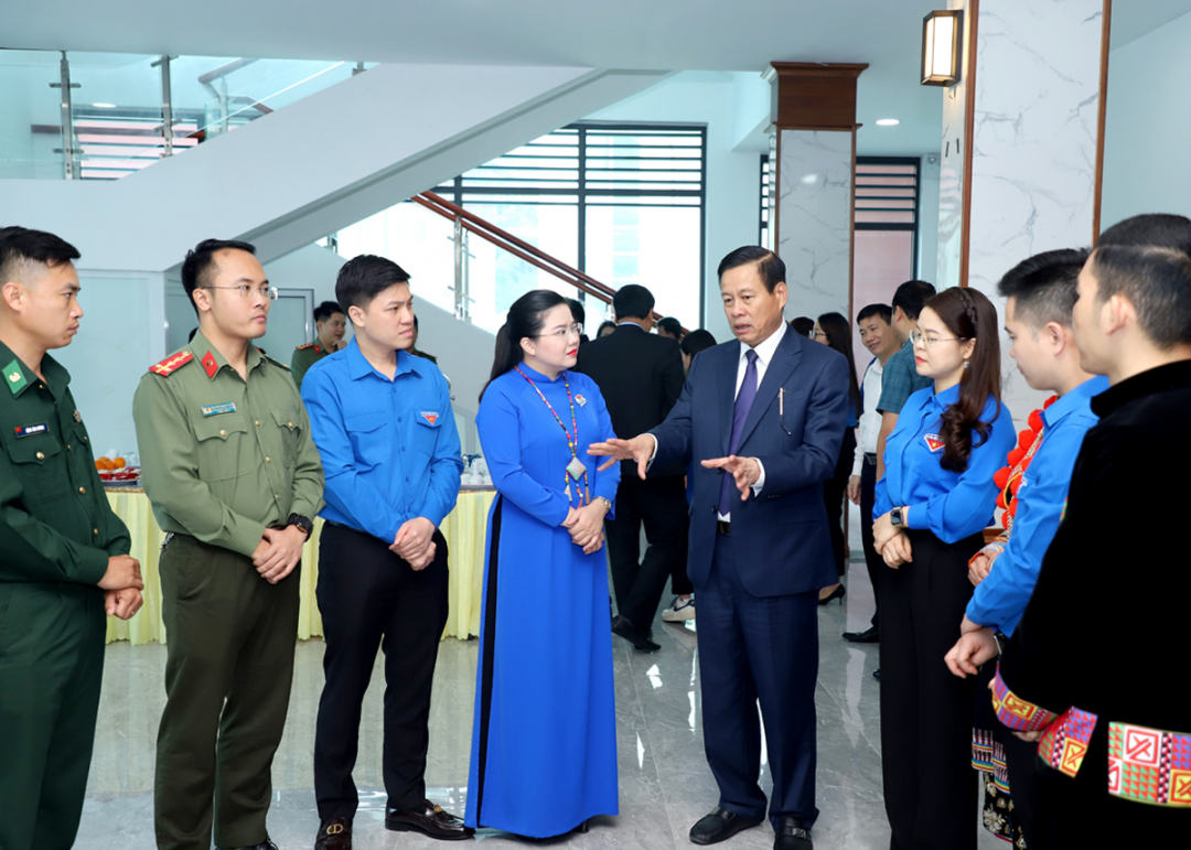Chủ tịch UBND tỉnh Nguyễn Văn Sơn trao đổi với ĐVTN bên lề buổi đối thoại