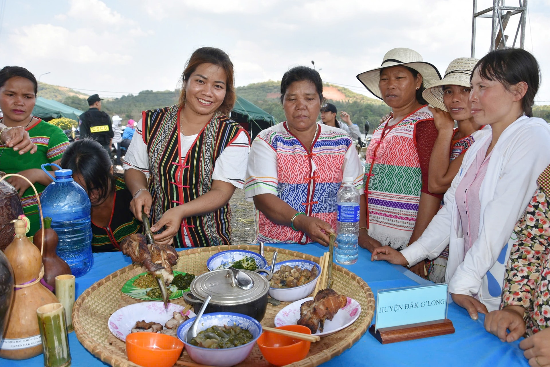 Grilled meat, thut soup... introduced by M'nong people in Dak Glong district at a local festival