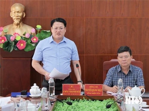 Le comité de rédaction du journal Ninh Thuan travaille avec le comité permanent du comité du Parti du district de Thuan Nam