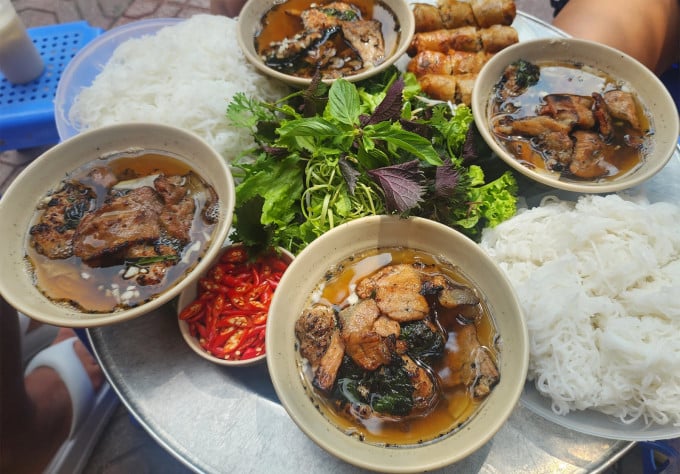 Tuyet Bun Cha 34 の Bun Cha と春巻き。写真: Migo