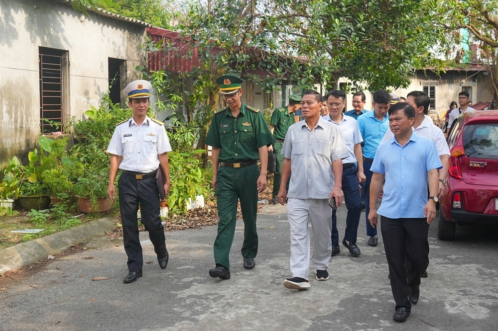 El Sr. Nguyen Van Tung, Presidente del Comité Popular de la Ciudad. Hai Phong inspecciona los trabajos de limpieza del sitio para los proyectos del plan maestro del Aeropuerto Internacional de Cat Bi.