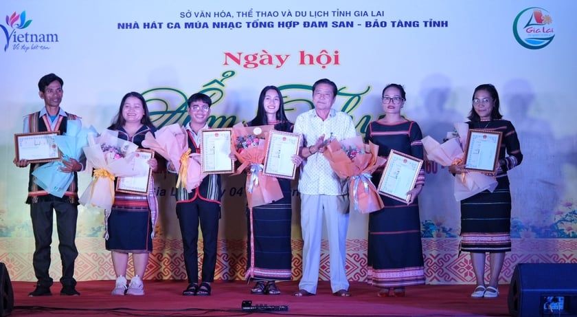 Ông Trần Ngọc Nhung-Giám đốc Sở Văn hóa-Thể thao và Du lịch trao giải cho các thí sinh đạt giải trong hội thi hướng dẫn viên du lịch tại điểm dành cho người dân tộc thiểu số. Ảnh: Hoàng Ngọc