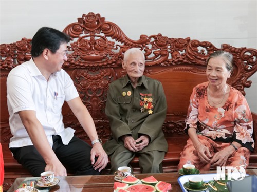 Đồng chí Phó Chủ tịch UBND tỉnh Nguyễn Long Biên thăm các cựu chiến sĩ, thanh niên xung phong tham gia chiến dịch Điện Biên Phủ