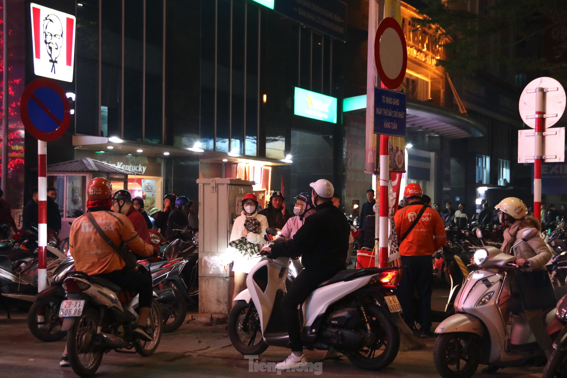 Chaos in der neu eröffneten Food Street in Hanoi Foto 7