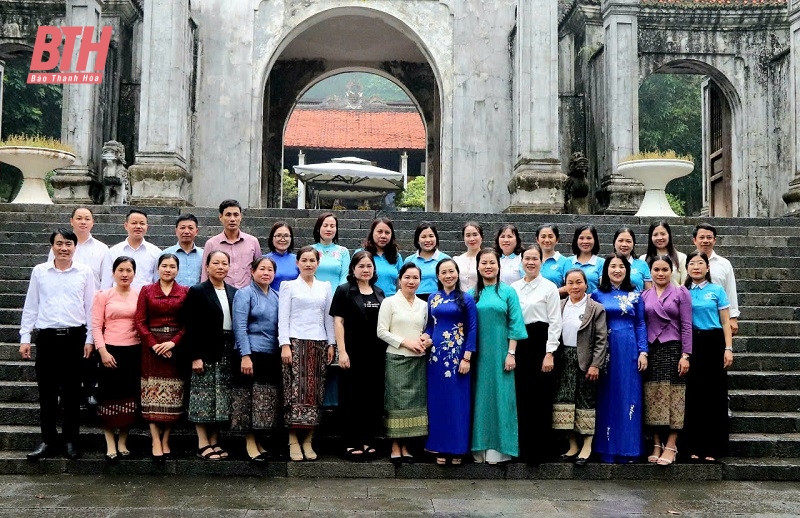 Đoàn đại biểu Hội LHPN hai tỉnh Thanh Hóa - Hủa Phăn dâng hương tại Khu văn hóa tưởng niệm Chủ tịch Hồ Chí Minh