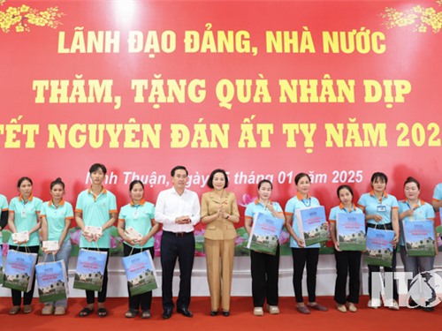 La vice-présidente de l'Assemblée nationale, Nguyen Thi Thanh, visite et offre des cadeaux du Têt à Ninh Thuan