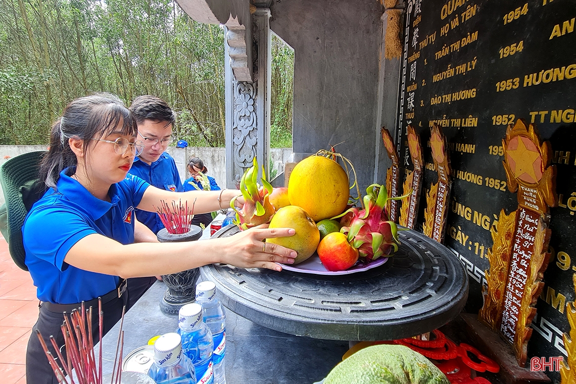 Visita al santuario de seis jóvenes voluntarias mártires en medio del bosque de Huong Khe