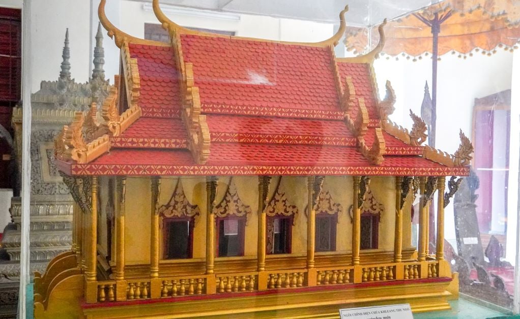 Mô hình chánh điện chùa Khleang - một ngôi chùa cổ của người Khmer ở Sóc Trăng.