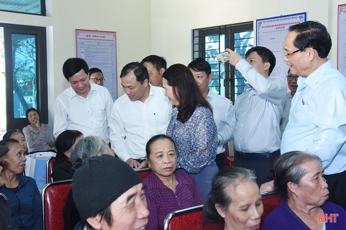 Vice Chairman of the National Assembly wishes a happy new year to people, officers and soldiers in Ha Tinh