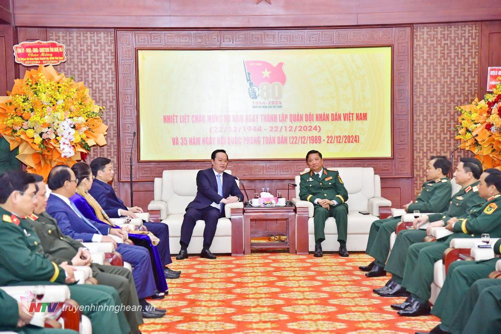 The Standing Committee of Nghe An Provincial Party Committee led by Comrade Nguyen Duc Trung - Secretary of the Provincial Party Committee, Chairman of the Provincial People's Committee came to congratulate the Command of Military Region 4.