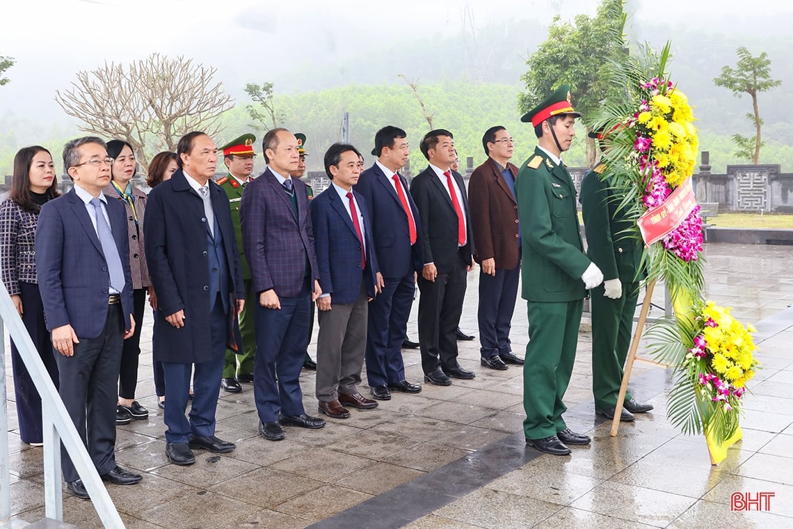 Ha Tinh leaders offer incense at red addresses on the occasion of the 94th anniversary of the Party's founding