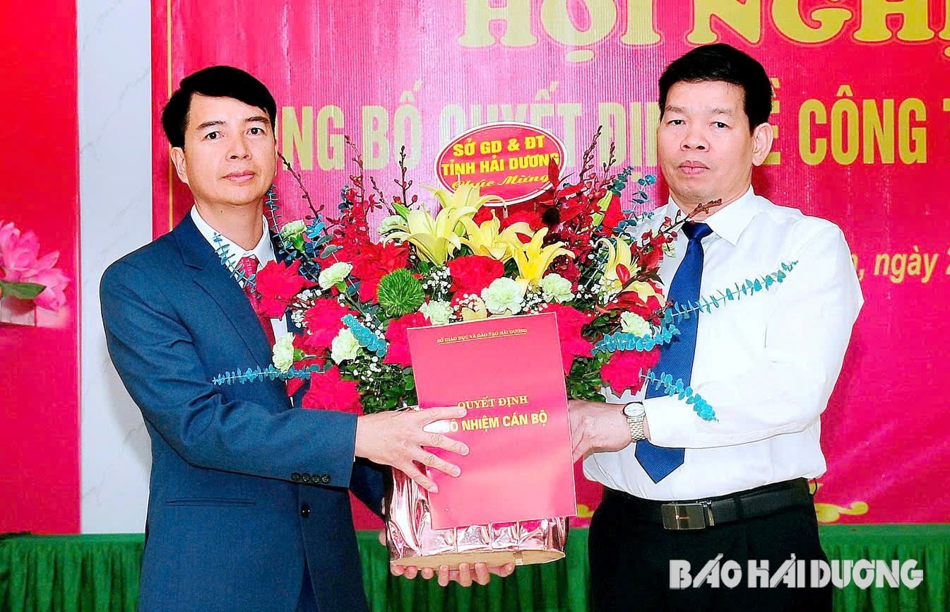 Mr. Luong Van Viet, Director of Hai Duong Department of Education and Training, presented the appointment decision and flowers to congratulate teacher Tran Van Ta.