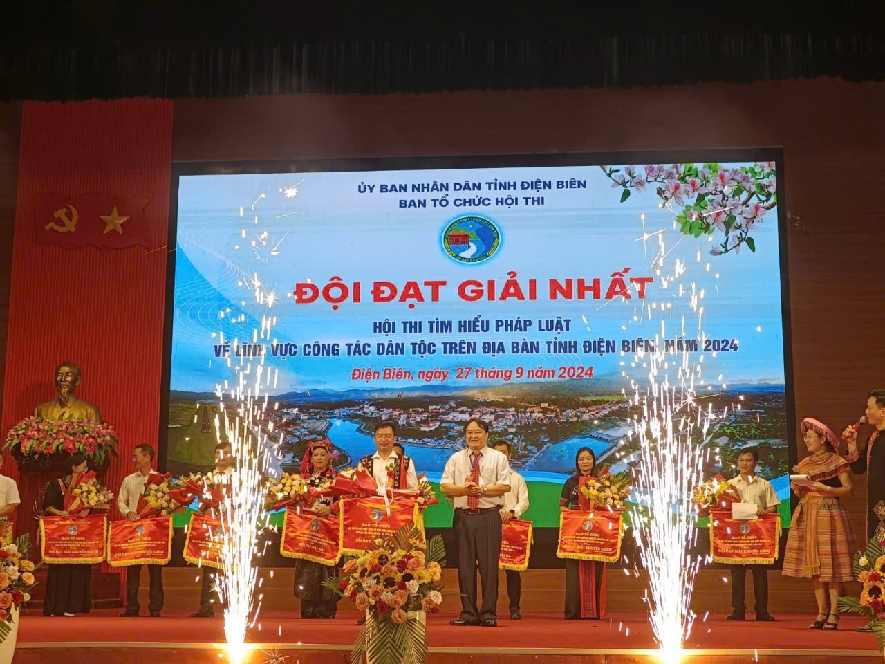 Đồng chí Giàng A Dình, Trưởng ban Dân tộc Điện Biên trao cho Đội đạt giải Nhất của huyện Mường Ảng