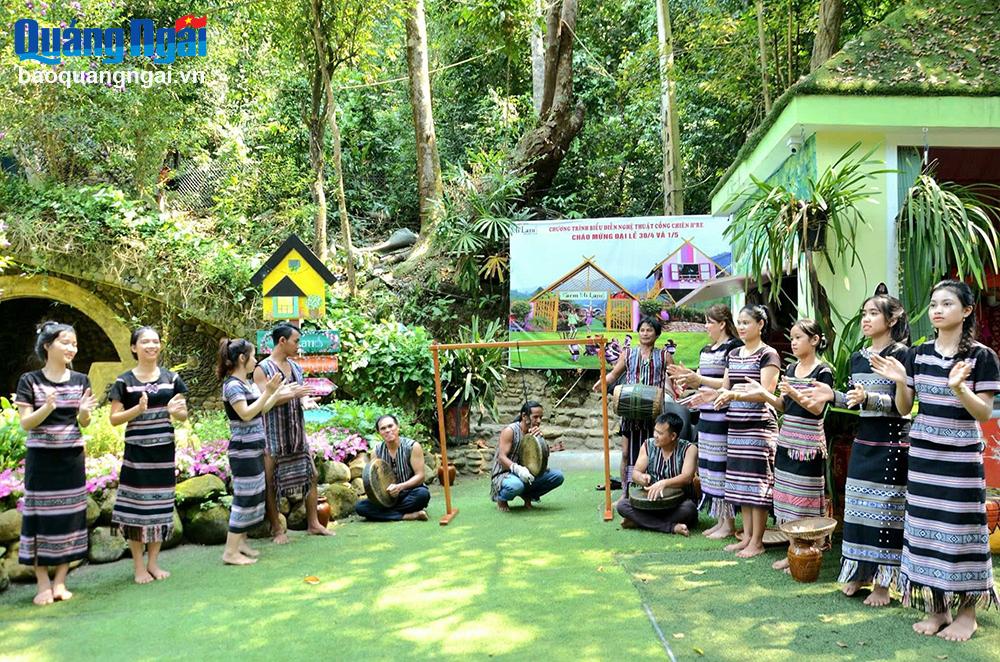 Các nghệ nhân Hre đánh chiêng Ba tại Khu du lịch Suối Chí
