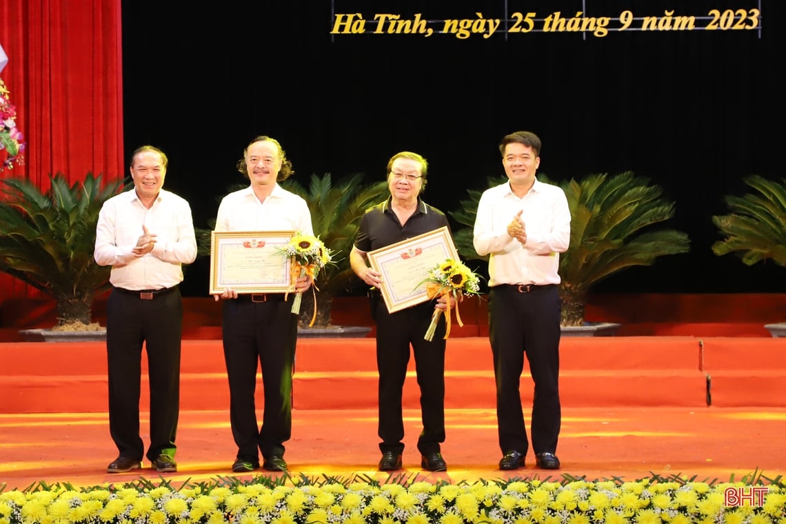 Awarding 29 composition awards about Ha Tinh Trade Union