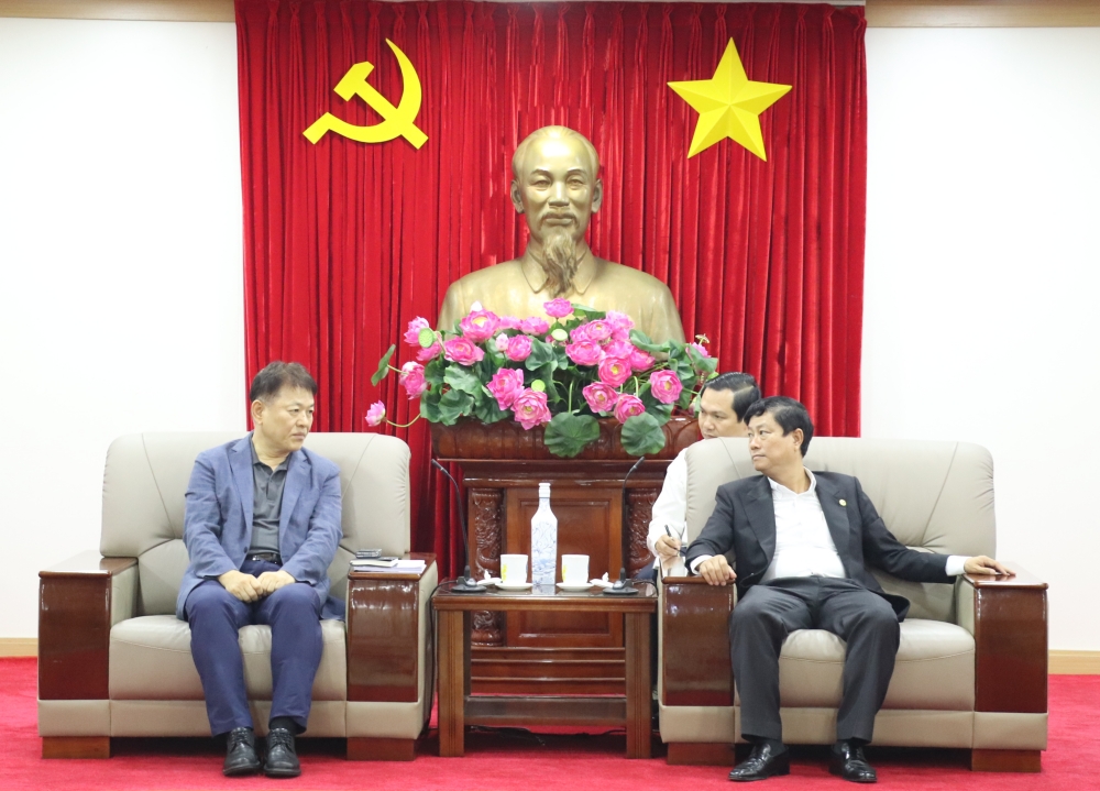 省人民委員会委員長がクムホVN社と会談-2.jpg