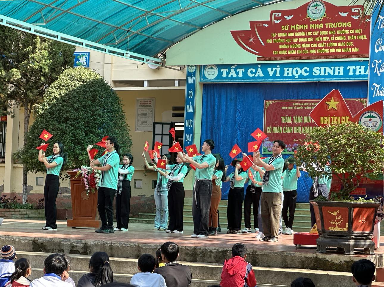 Hơn 100 văn nghệ sĩ TP HCM trao tặng quà người dân làng Nủ, Lào Cai- Ảnh 5.