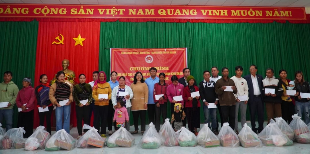 Ban Dân vận Tỉnh ủy Bình Dương thăm, tặng quà tại huyện Krông Búk