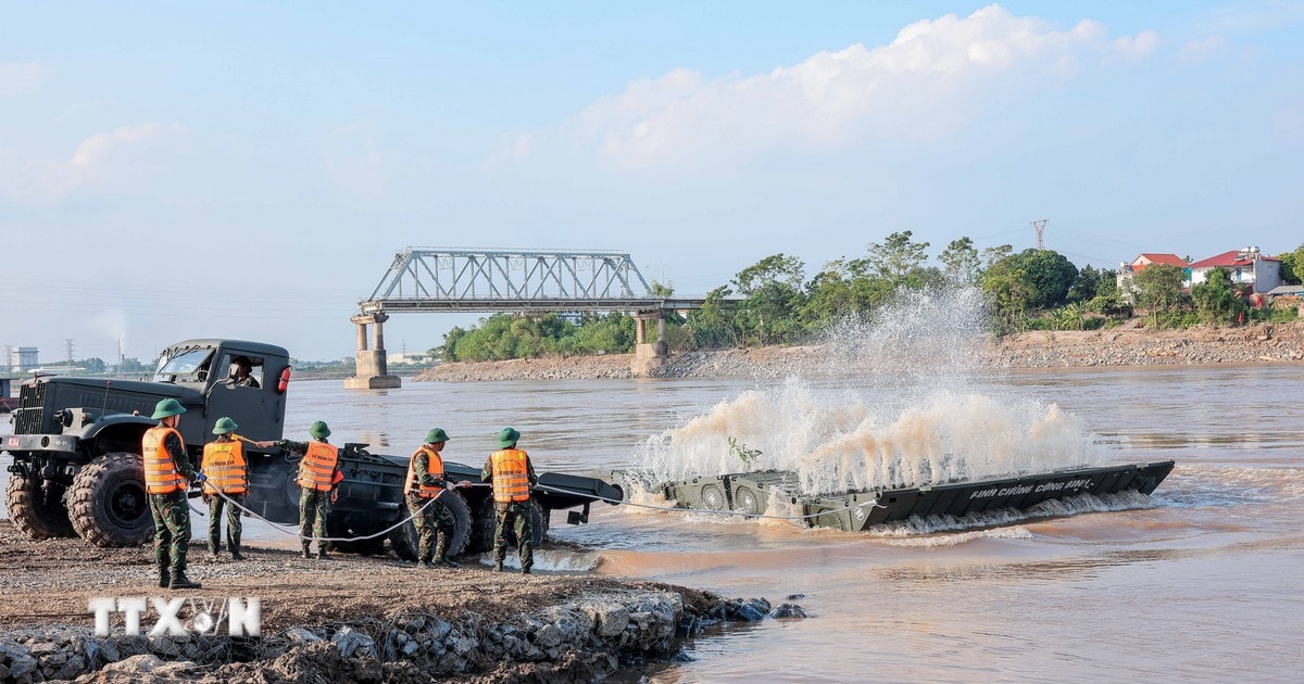 Công binh bắc cầu phao tại khu vực cầu Phong Châu bị sập