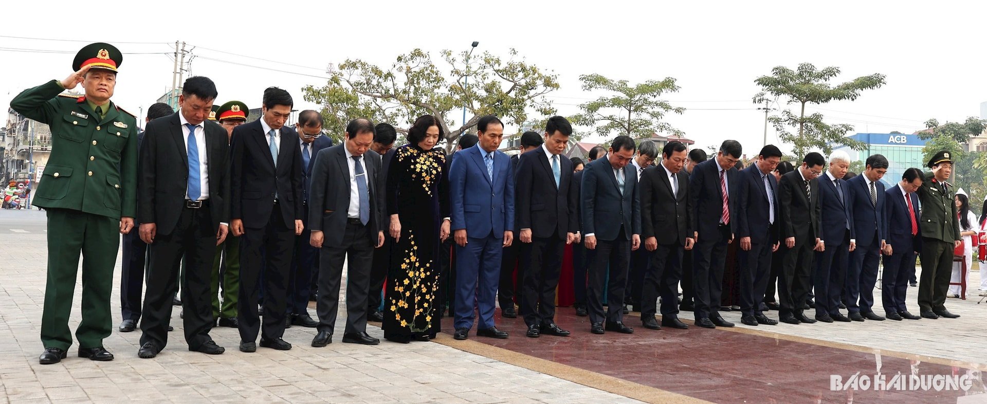 Los líderes provinciales y delegados de Hai Duong tomaron un minuto para conmemorar al Presidente Ho Chi Minh, a sus predecesores revolucionarios y a sus mártires heroicos.