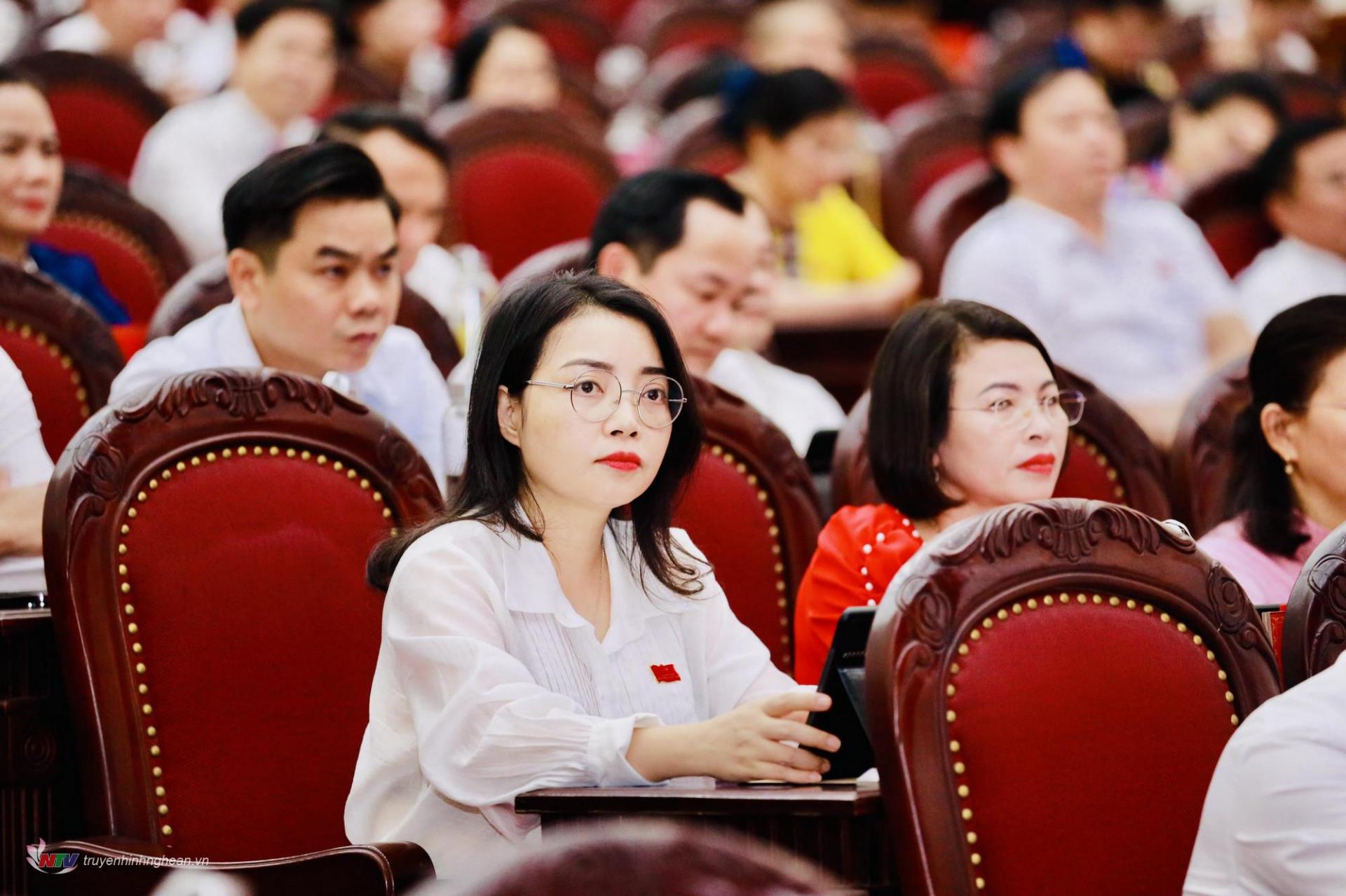 Provincial People's Council delegates attending the meeting.