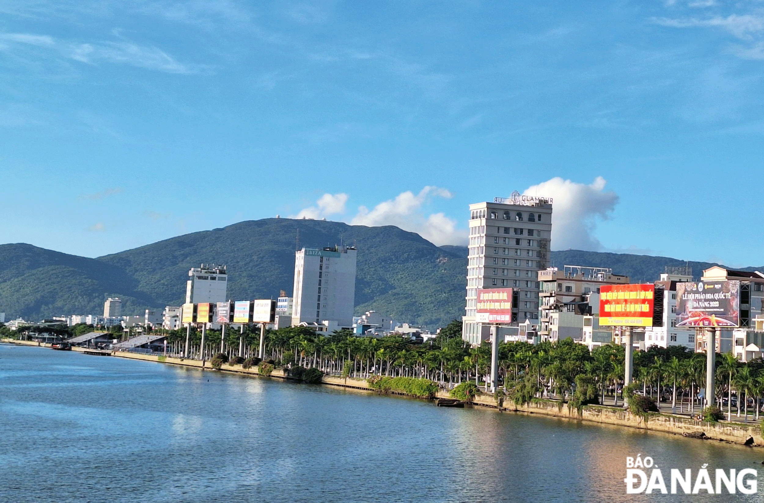 This year, the grandstand is larger to serve the people and tourists watching the fireworks. In the photo: The area where the DIFF 2024 grandstand will be installed. Photo: THU HA