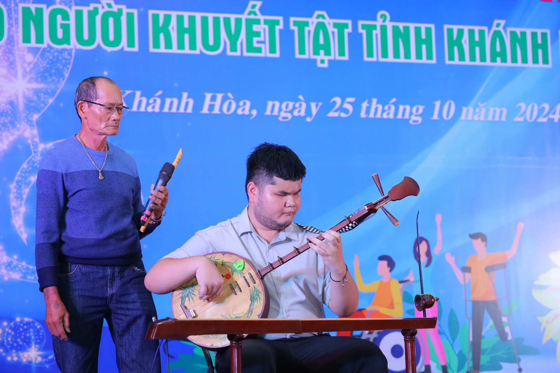 Le candidat Bui Ngoc Thinh de l'Association des aveugles de la ville de Ninh Hoa a impressionné par sa performance en solo de trois instruments de musique traditionnels, la chanson « Le son des pilons dans le village de Bom Bo ».