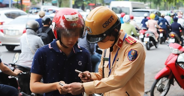 교통경찰은 VNeID를 위반한 운전자의 차량 문서 사용 권한을 취소합니다.