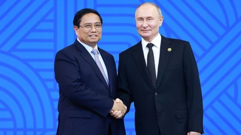 Der russische Präsident Wladimir Putin, BRICS-Vorsitzender 2024, begrüßte Premierminister Pham Minh Chinh. (Foto: VNA)