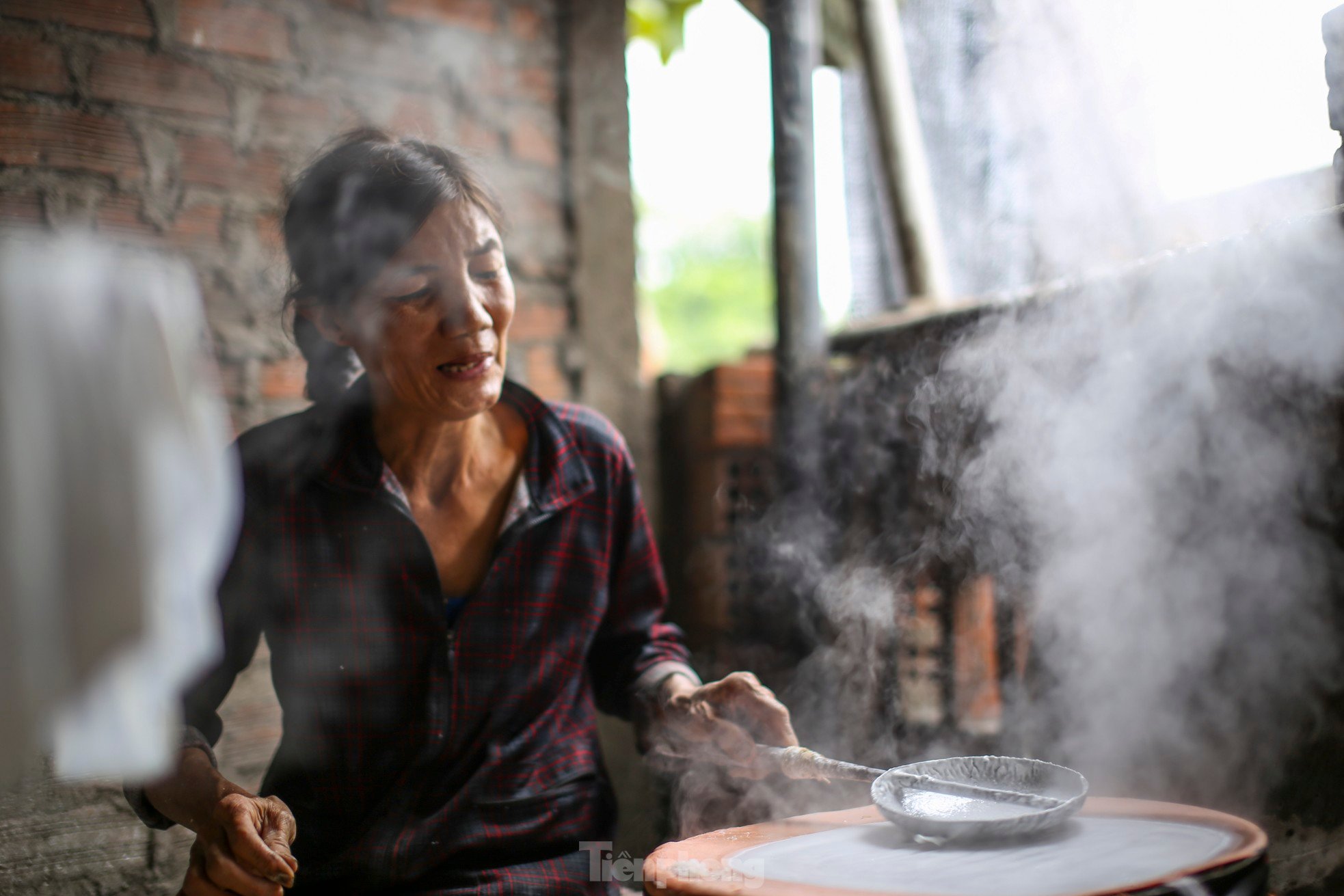 Làng bánh tráng nức tiếng Bình Định tranh thủ nắng ráo nổi lửa kịp phục vụ Tết ảnh 7