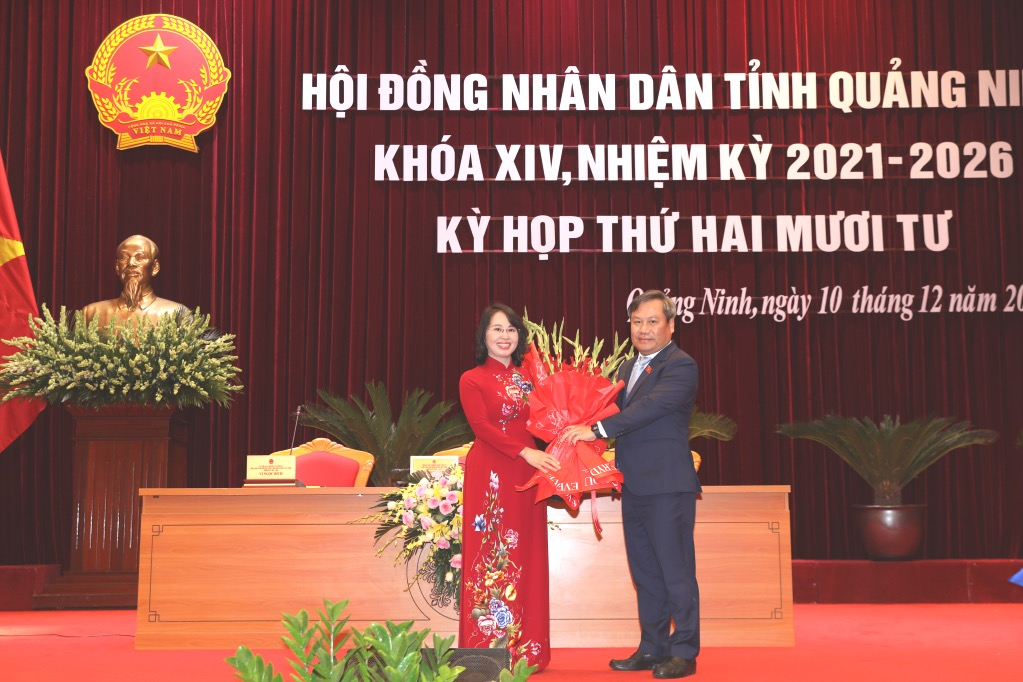 Le camarade Vu Dai Thang, membre du Comité central du Parti, secrétaire du Comité provincial du Parti, a offert des fleurs pour féliciter la camarade Trinh Thi Minh Thanh, secrétaire adjointe permanente du Comité provincial du Parti, pour son élection à la présidence du Conseil populaire provincial.