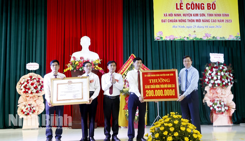 La commune de Hoi Ninh a reçu le certificat de nouvelles normes rurales avancées