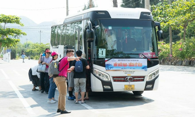 Turistgruppen från Vietnam Travel tog ett tåg från Ho Chi Minh-staden till Nha Trang och använde sedan bilar för att utforska staden. Foto: Tillhandahållen av gruppen.