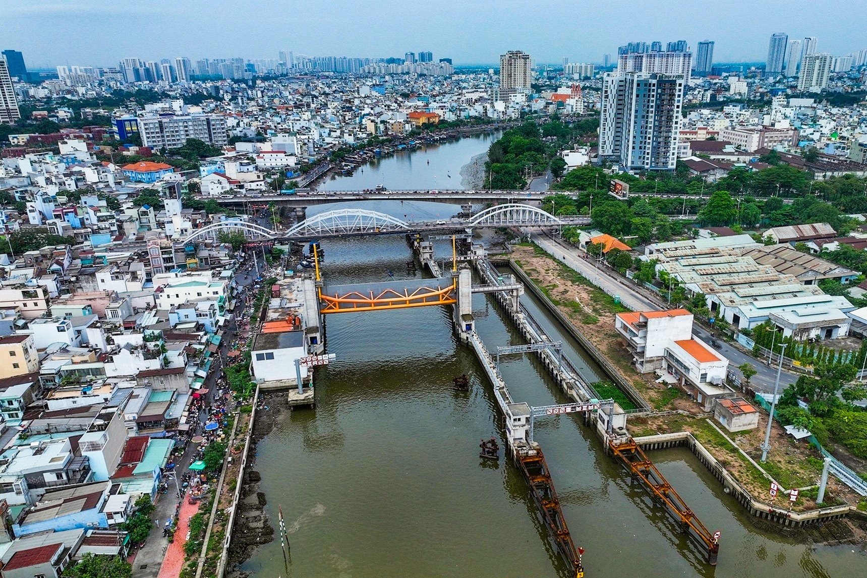 ประธานนครโฮจิมินห์ติดตามและสั่งการให้แก้ไขปัญหาน้ำท่วมมูลค่า 10 ล้านล้านดอง