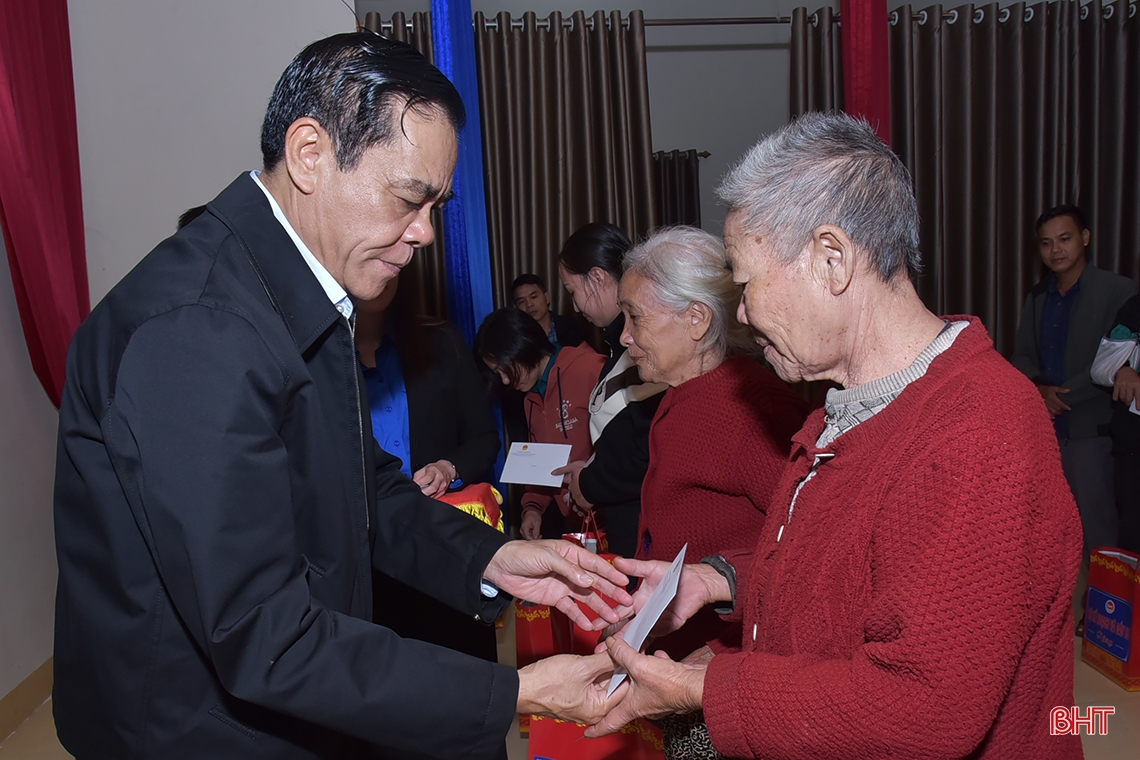 Minister für Planung und Investitionen nimmt am Großen Tag der Solidarität teil und überreicht Geschenke zur Unterstützung benachteiligter Familien in Ha Tinh