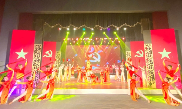 Rotating performance of the program "Quang Ninh welcomes the era of national growth" in localities in the province