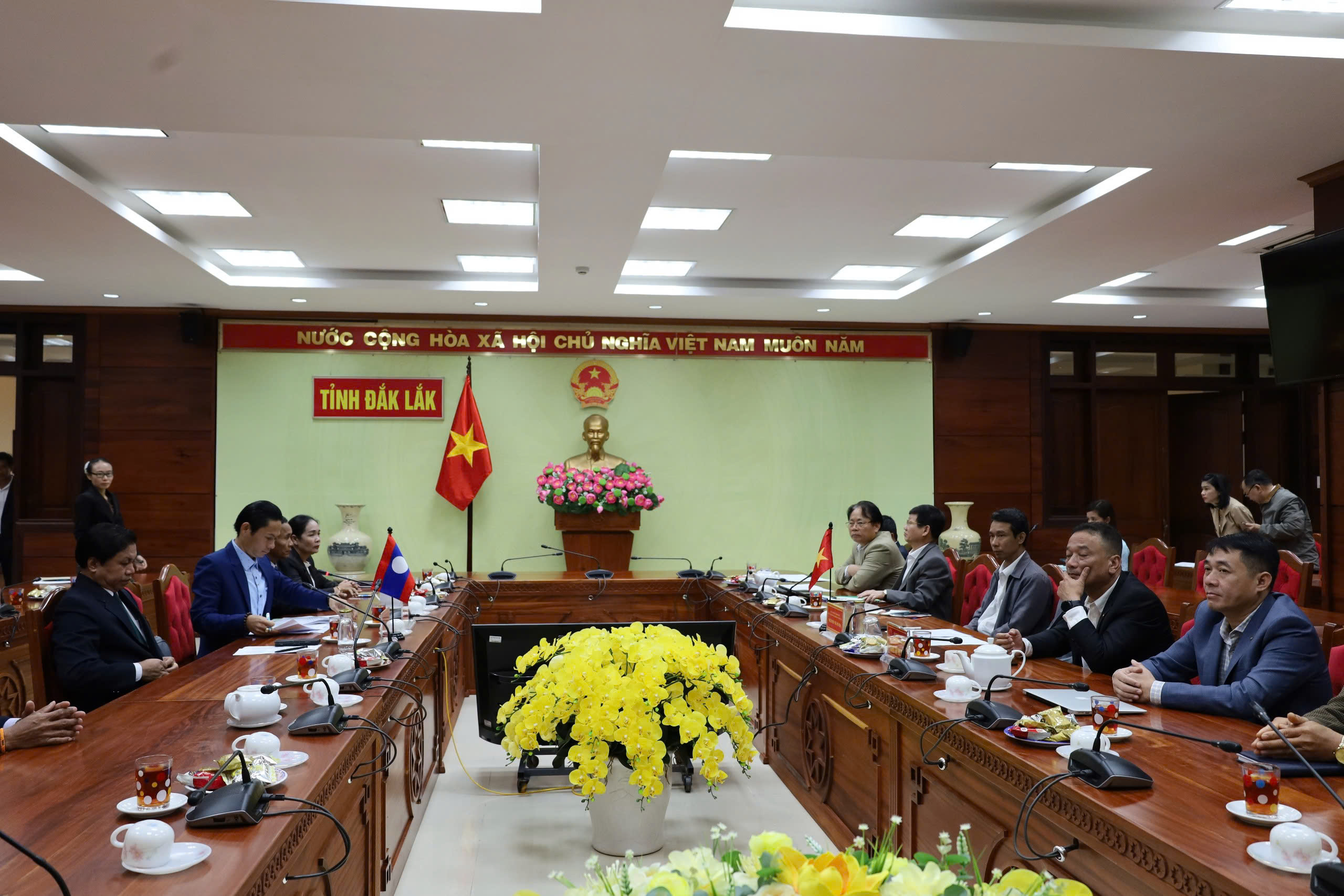 Une délégation de la province d'Attapeu, au Laos, a visité le Vietnam et souhaité une bonne année traditionnelle