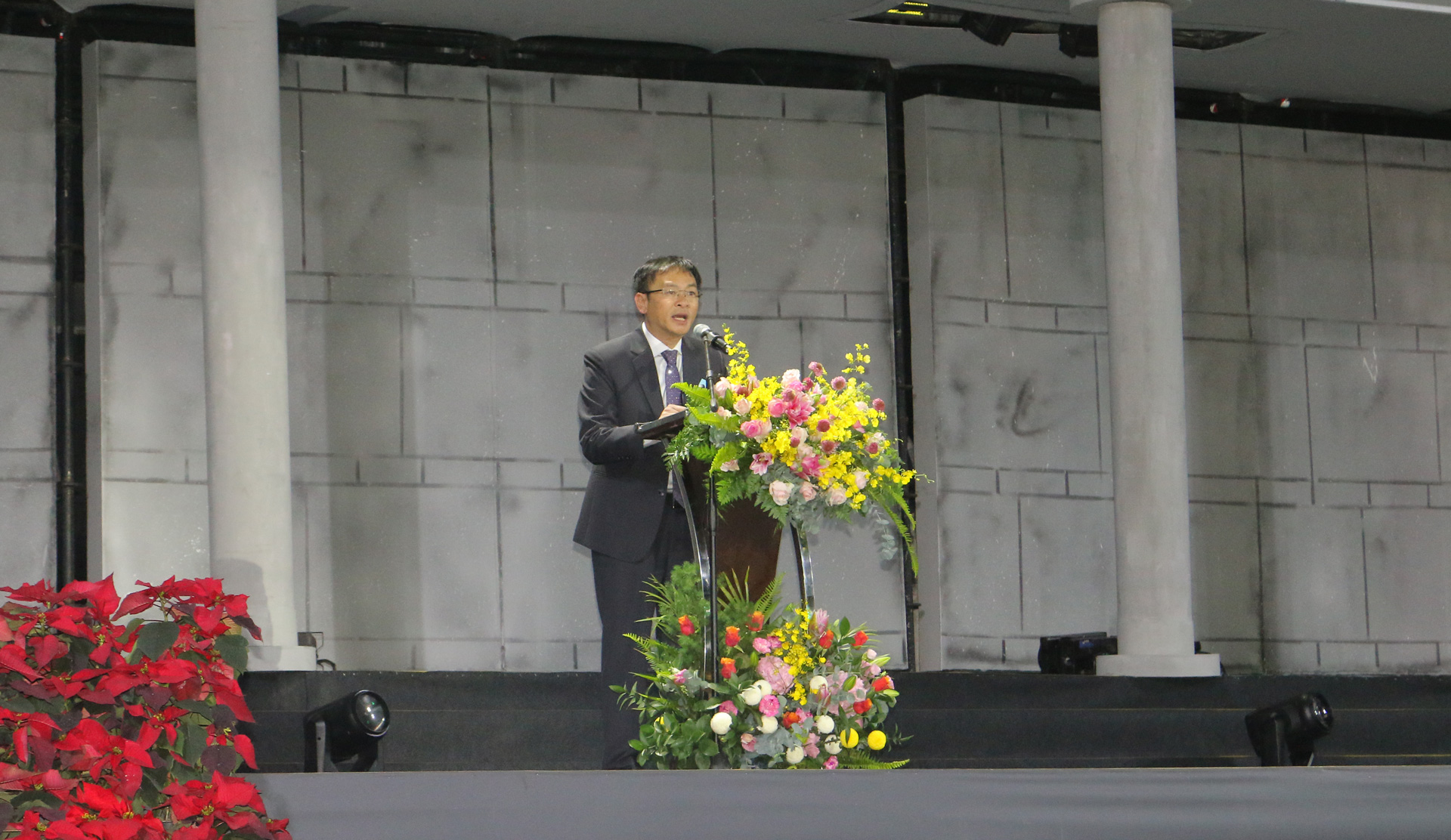 Bapak Dang Quang Tu - Wakil Sekretaris Komite Partai Kota, Ketua Komite Rakyat Kota Dalat menyampaikan pidato pembukaan program.