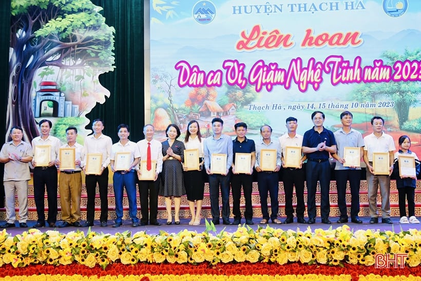 응옥썬 사찰은 타치하 구의 응에틴비와 지암 민속 노래 축제의 첫 번째 축제입니다.