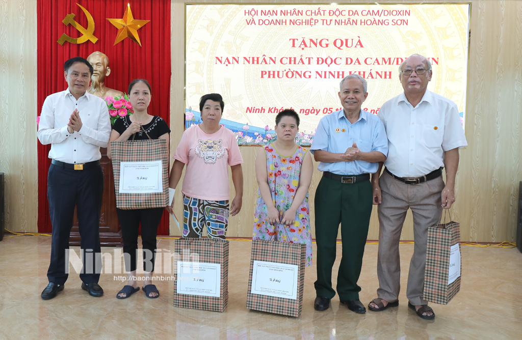 Übergabe von Geschenken an die Opfer von Agent Orange in der Stadt Ninh Binh und im Bezirk Hoa Lu