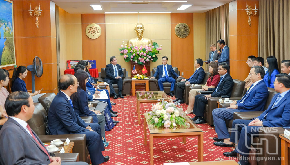 Genosse Trinh Viet Hung, stellvertretendes Mitglied des Zentralkomitees der Partei und Sekretär des Parteikomitees der Provinz Thai Nguyen, empfing Herrn Marc Evans Knapper, US-Botschafter in Vietnam.
