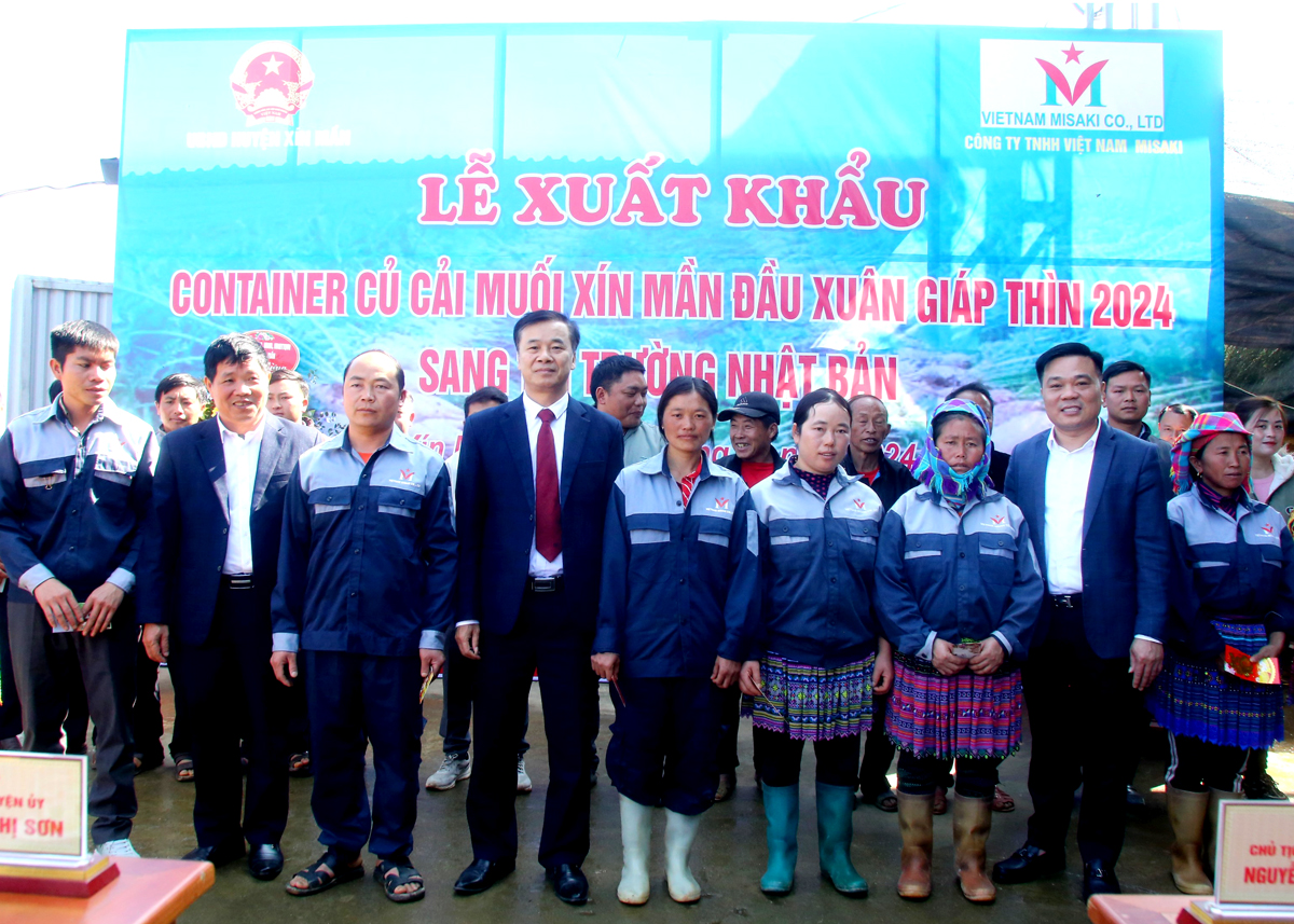 Los líderes del distrito de Xin Man entregaron obsequios a los trabajadores de la cooperativa agrícola Xin Man - Misaki.