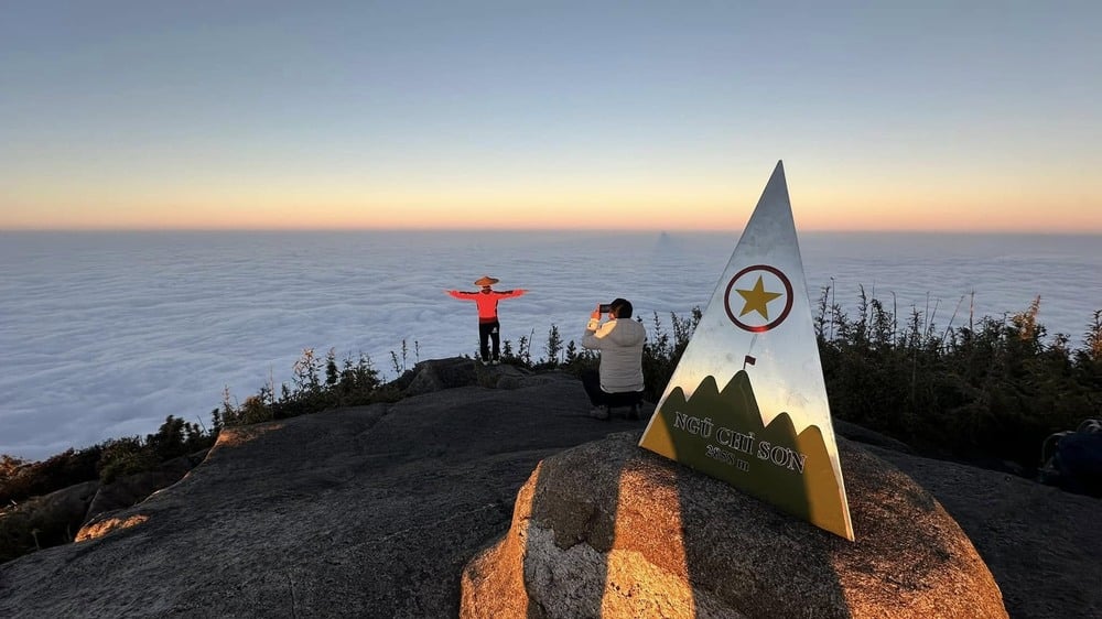 Ngu Chi Son liegt zwischen den Provinzen Lao Cai und Lai Chau. Als 15. höchster Berg Vietnams ist dieser Ort mit seiner majestätischen, rauen Naturlandschaft und üppigen, vielfältigen Vegetation als „erster majestätischer Pass des Nordwestens“ bekannt. Foto: NVCC