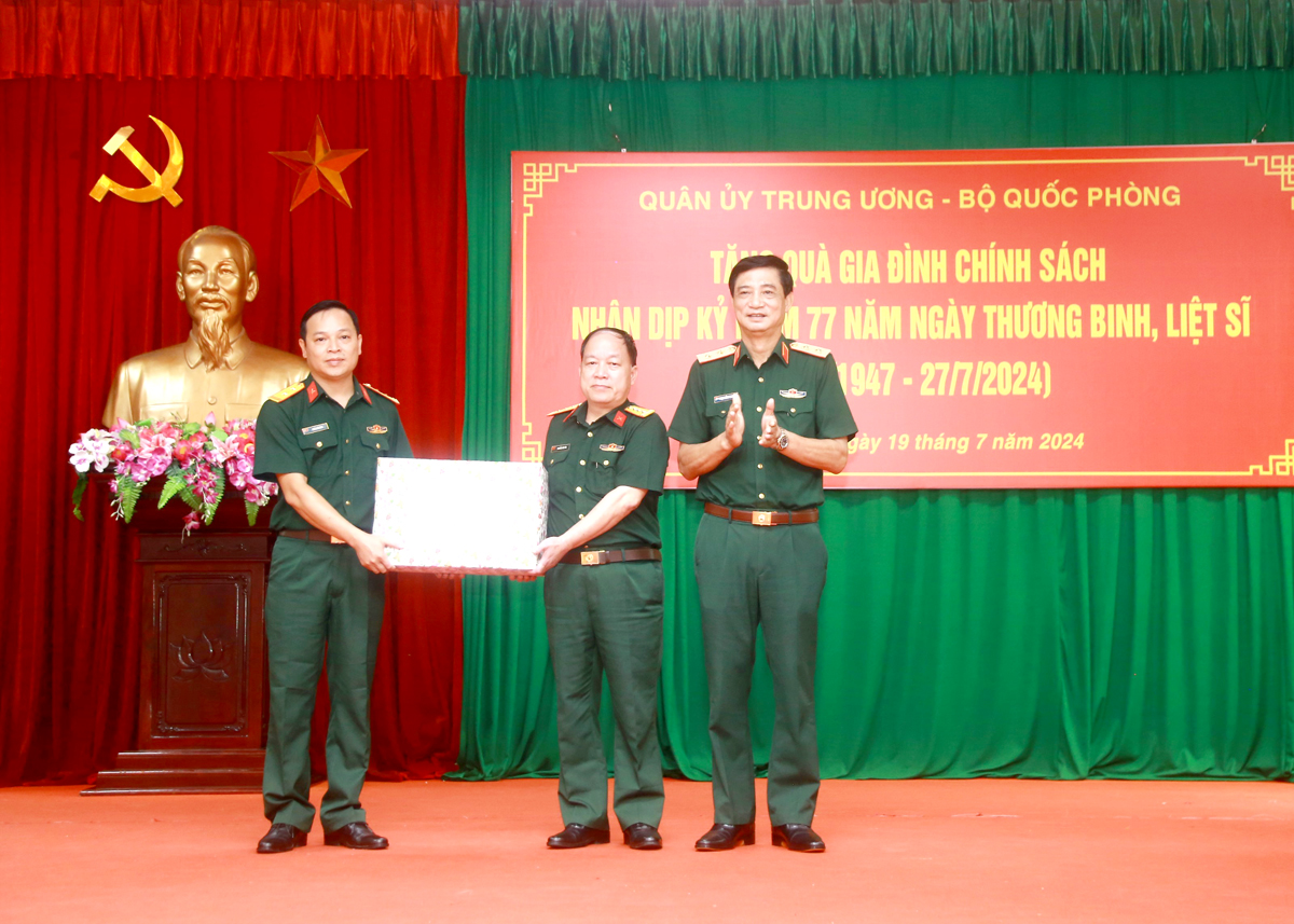 លោកឧត្តមសេនីយ៍ឯក Pham Hong Chuong បាននាំយកអំណោយរបស់គណៈកម្មាធិការបក្ស - បញ្ជាការដ្ឋានយោធភូមិភាគទី ២ ដើម្បីលើកទឹកចិត្តដល់ក្រុមស្វែងរក និងប្រមូលអដ្ឋិធាតុរបស់ទីបញ្ជាការយោធភូមិភាគខេត្ត។