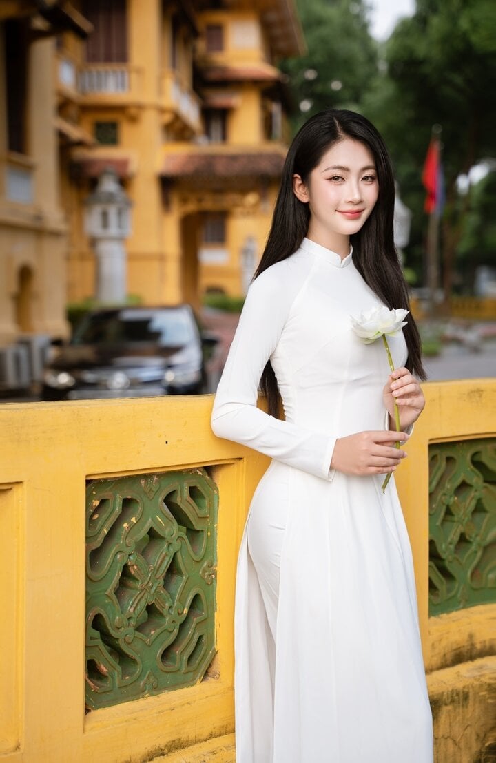 In the photo, the beauty from the University of Commerce shows off her sweet and beautiful appearance in a gentle ao dai. Her traditional long black hair further enhances the graceful and smooth figure of the Tay ethnic beauty.