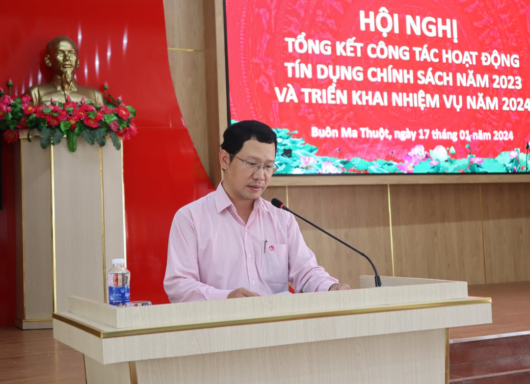 Le représentant de la branche provinciale de la Banque vietnamienne pour les politiques sociales a rendu compte des résultats des activités de crédit politique dans la ville en 2023.