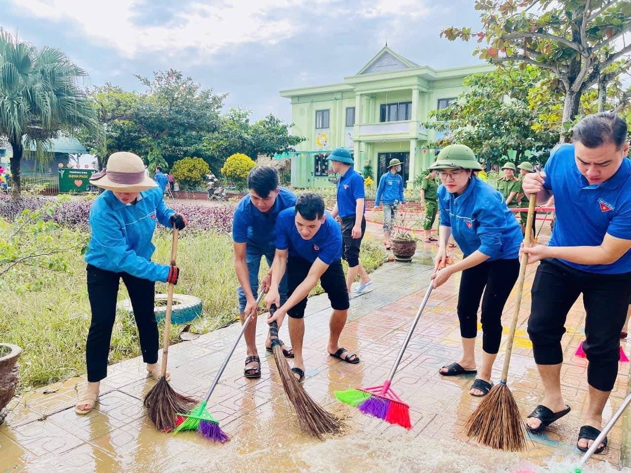 មជ្ឈមណ្ឌលទឹកជំនន់ ខេត្ត Quang Binh លិចក្នុងភក់ រូបថត ៨